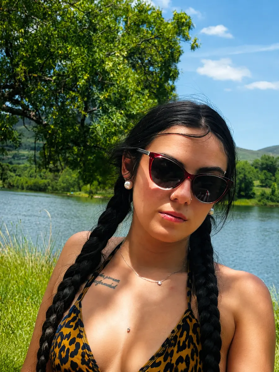 Clienta con trenzas junto al lago