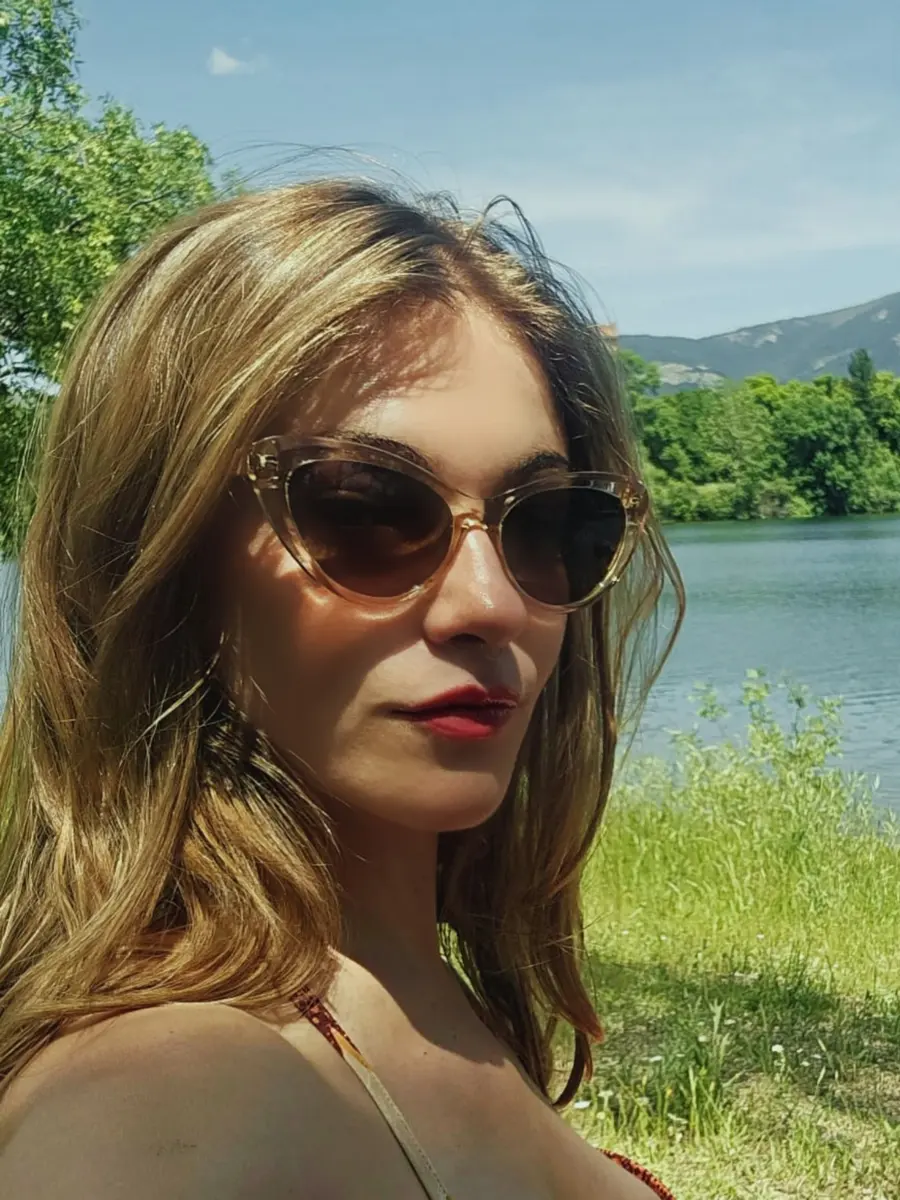 Clienta junto al rio con unas cat eye color miel