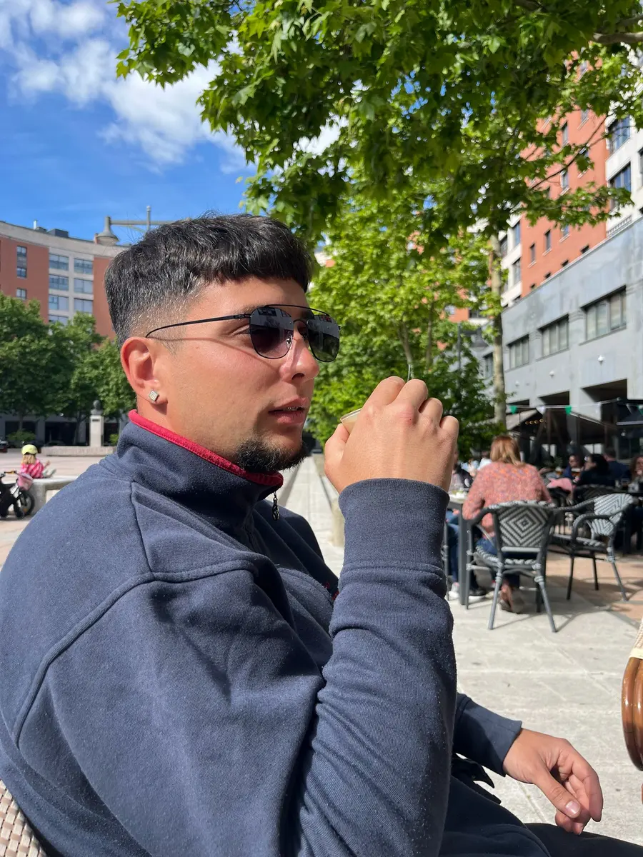 Cliente en una terraza con unas aviador de metal negro
